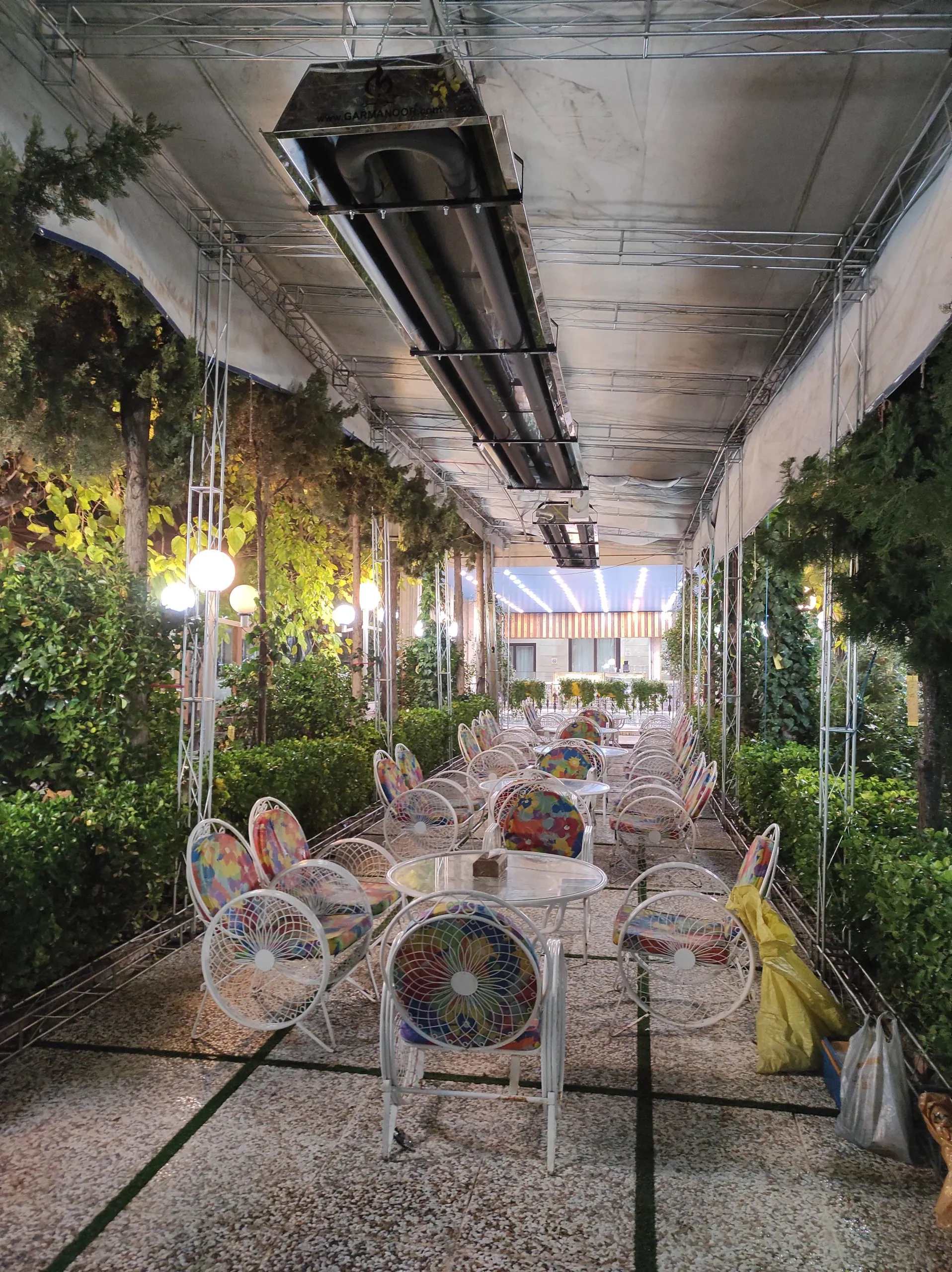 بخاری سقفی رستوران آبشار خاور شهر